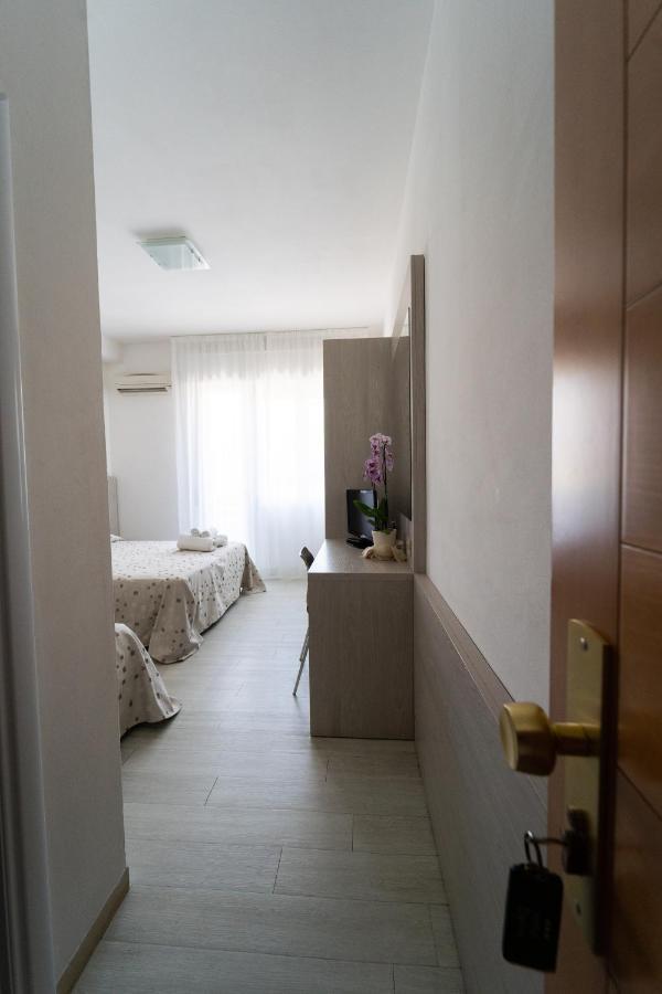 Hotel Dafne Punta Marina Rum bild